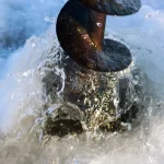 drilling through the ice ice fishing - Aquitaine Filtration